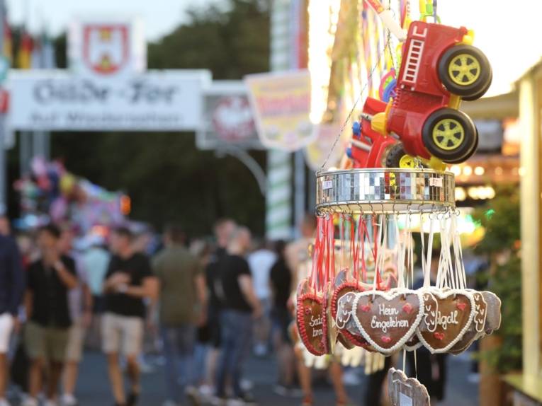 Lebkuchenherzen an einem Stand.